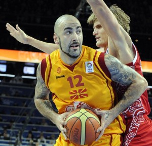 Andrei Kirilenko (R) of Russia vies with Pero Antic of Macedonia during a 2011 Eurobasket 2011 bronze medal game in Kaunas on September 18, 2011. AFP PHOTO/ JANEK SKARZYNSKI (Photo credit read JANEK SKARZYNSKI