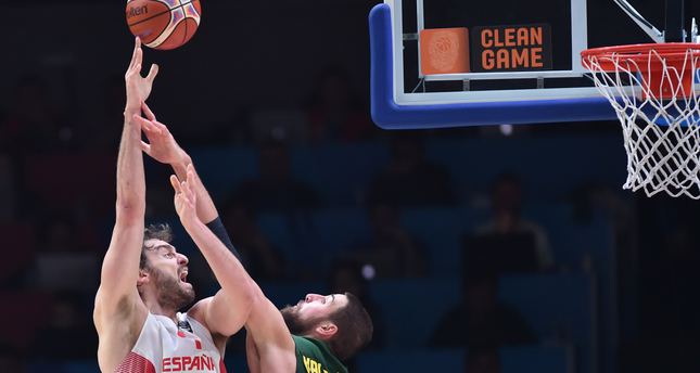 Lithuania's center Jonas Valanciunas (R) defends against Spain's center Pau Gasol during the final basketball match between Spain and Lithuania at the EuroBasket 2015 in Lille, northern France, on September 20, 2015. AFP PHOTO / PHILIPPE HUGUEN