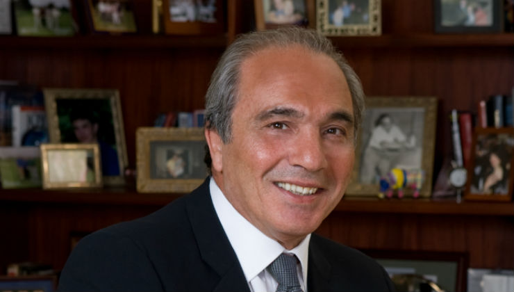 Rocco Commisso - on desk-blue tie (1)
