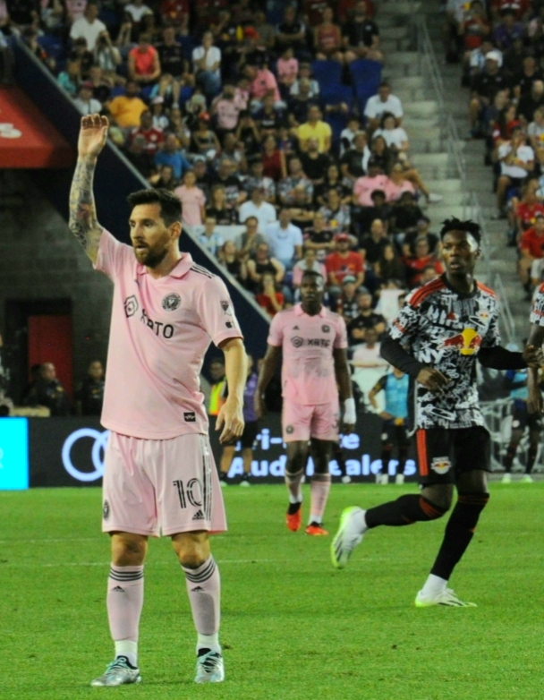 Messi waiting for the ball. Credit balkanpress