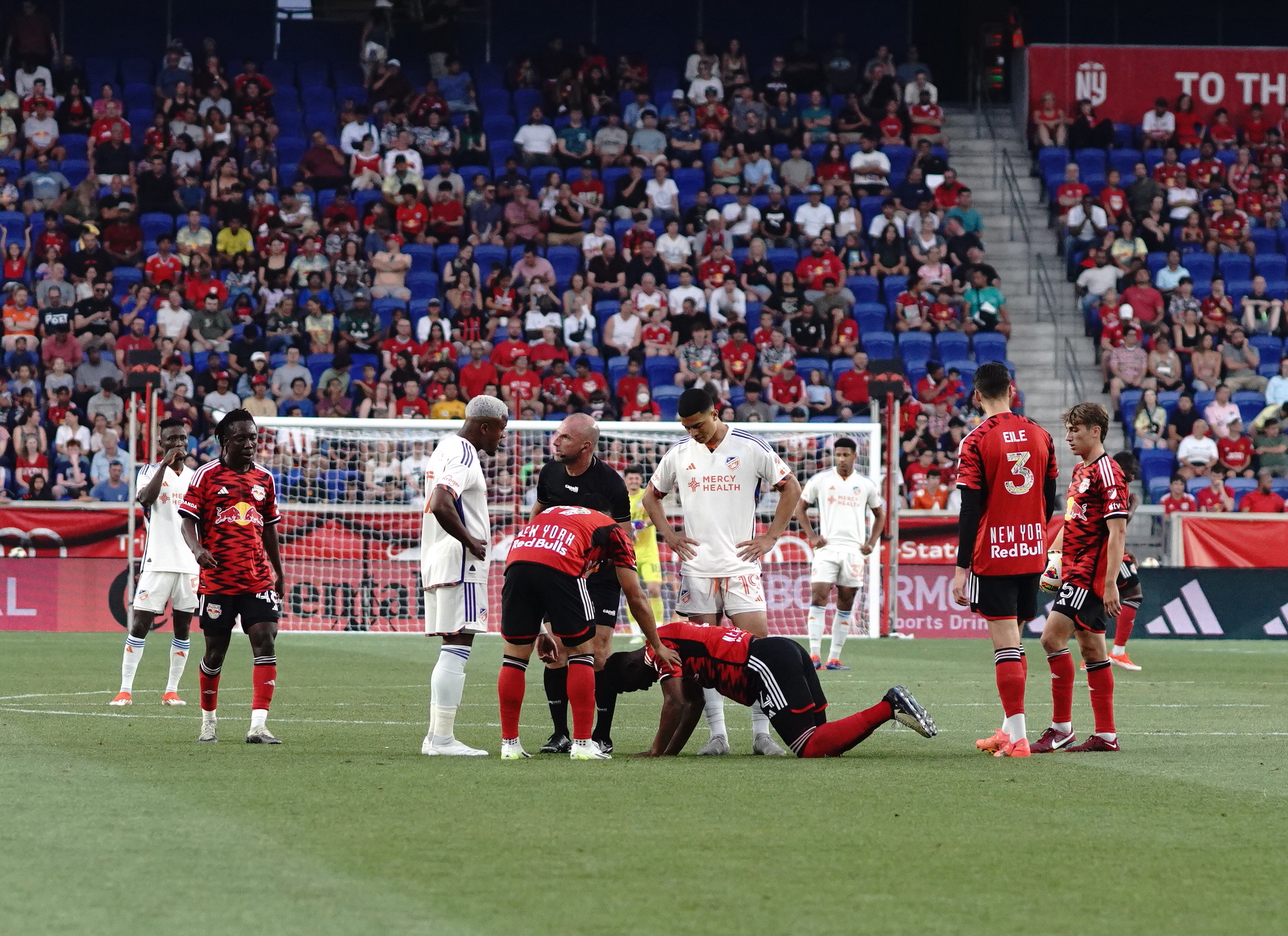 Jul 20, 2024; Harrison, New Jersey, USA; New York Red Bulls midfielder Lewis Morgan (9) celebrates his goal with teammates during the first half against FC Cincinnati at Red Bull Arena. Foto Credit: Melinda Moraless for BalkanPress