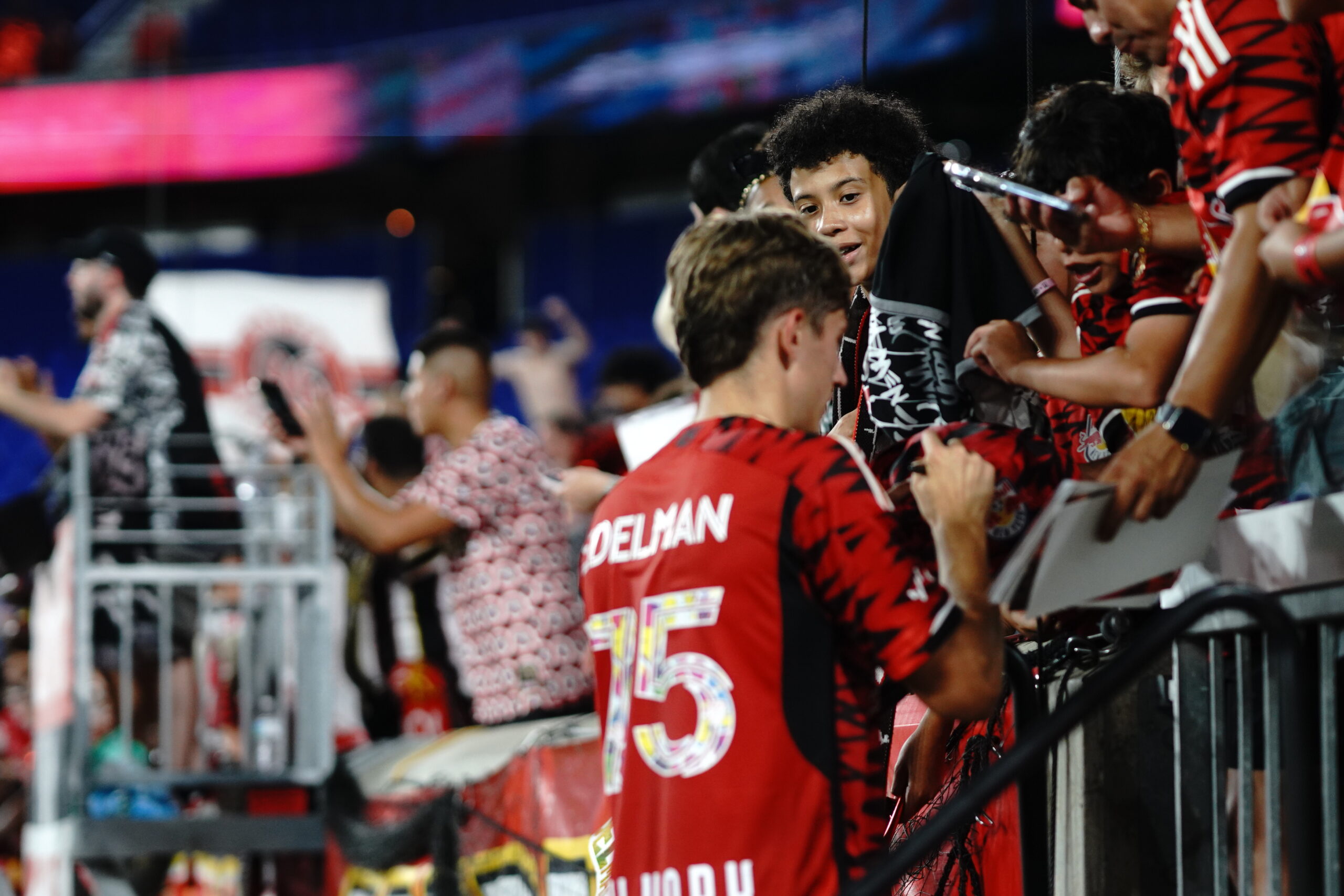 RBNY signing at fans after victory over FC Cincinnati at home. Foto credit: (Melinda Moraless for BalkanPress)