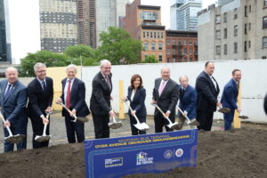 Governor Kathy Hochul, Port Authority of New York and New Jersey Chairman Kevin O'Toole, and New York City Building and Construction Trades Council President Gary LaBarbera Where: Lot H, West 38th Street Between 9th and 10th Avenues, New York, NY. Foto credit ©BalkanPress