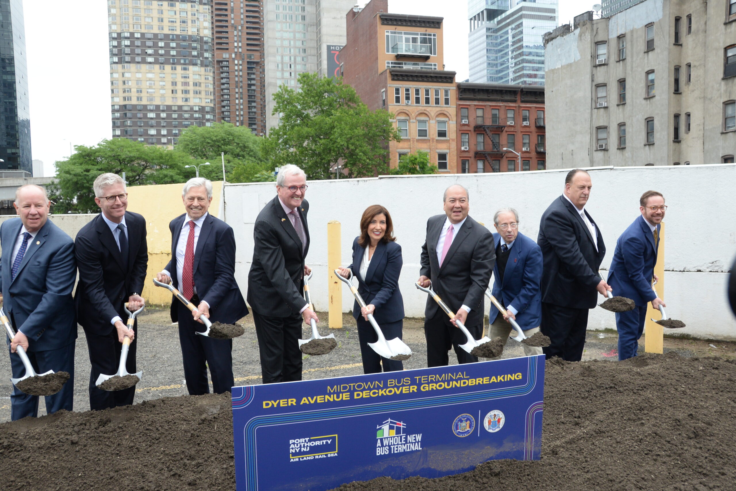 Governor Kathy Hochul, Port Authority of New York and New Jersey Chairman Kevin O'Toole, and New York City Building and Construction Trades Council President Gary LaBarbera Where: Lot H, West 38th Street Between 9th and 10th Avenues, New York, NY. Foto credit ©BalkanPress